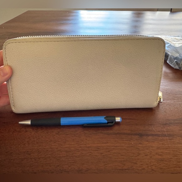 michael kors zip wallet - Picture 3 of 7